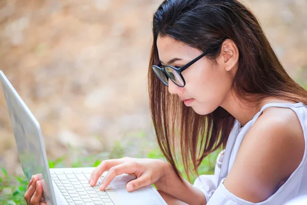 Een Meisje Zit Het Gras Hold Labtop Dragen Grassen Typen — Stockfoto