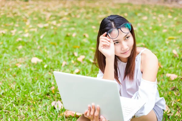 Çim Tutun Labtop Üzerinde Oturan Bir Kız Otları Giymek — Stok fotoğraf