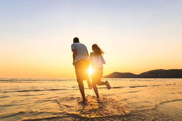 Casal Correndo Mão Segurar Praia Entre Pôr Sol — Fotografia de Stock