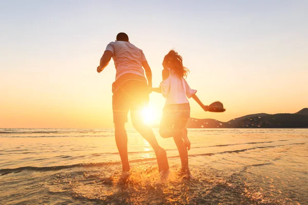 Pareja Corriendo Agarrar Mano Playa Entre Puesta Del Sol —  Fotos de Stock