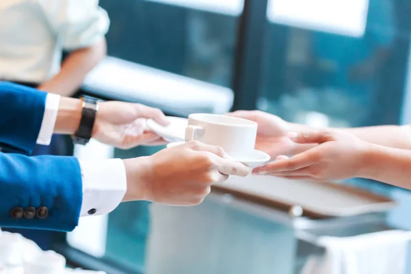 Mano Barista Sostener Taza Café Enviar Manos Hombre Negocios —  Fotos de Stock