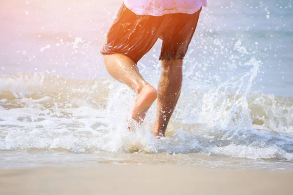 Homem Correndo Para Água Praia — Fotografia de Stock