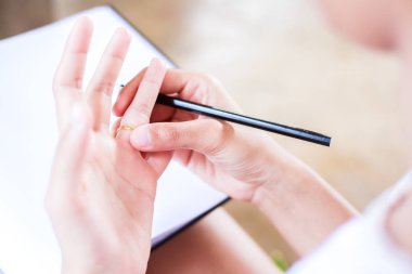 Yüzük parmağı kaldırmak.