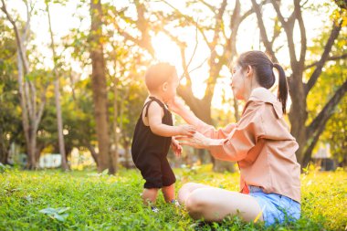 Anne ve çocuk ormanda..