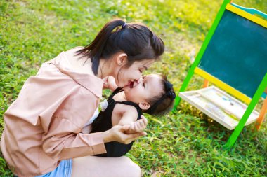 Anne ve çocuk ormanda..