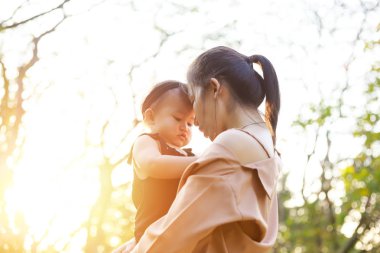 Anne ve çocuk ormanda..