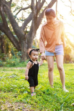 Anne ve çocuk ormanda..