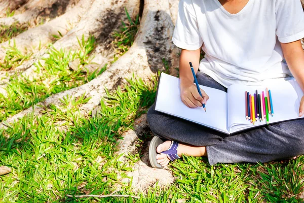 Zemin Üzerinde Oturan Bir Öğrenci Kalem Tutun Pastel Boya Vardır — Stok fotoğraf