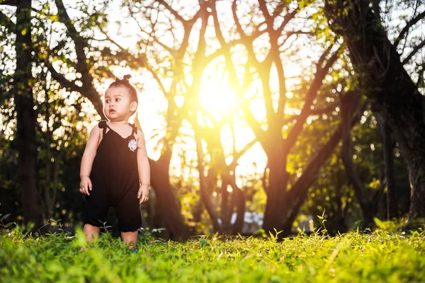 Kind Steht Auf Gras Wald — Stockfoto