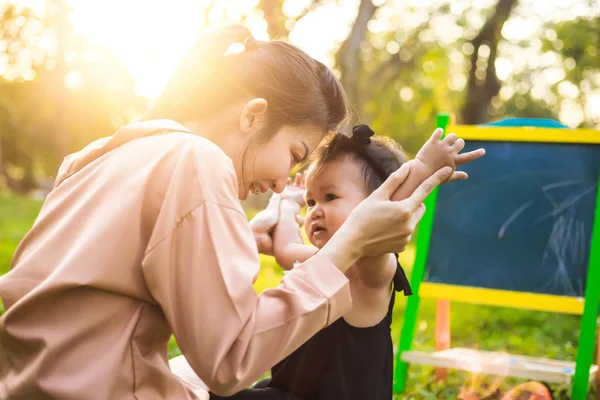 Anne ve çocuk ormanda..