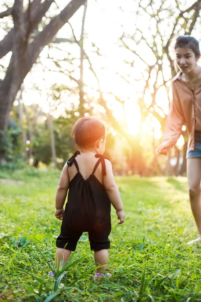  Anne ve çocuk ormanda..