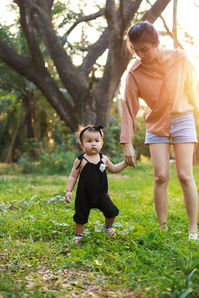  Anne ve çocuk ormanda..