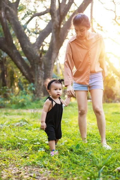 Anne ve çocuk ormanda..