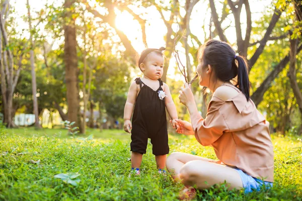 Anne ve çocuk ormanda..