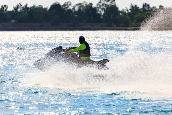 Homem Anda Jet Ski Rio Com Água Salpicada — Fotografia de Stock