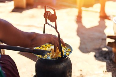 Sarı ipekböceği kozası ipek iplik yapmak için kazan tarafından kaynar.