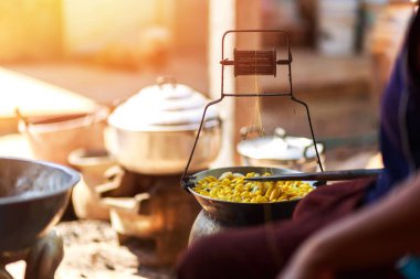 Sarı ipekböceği kozası ipek iplik yapmak için kazan tarafından kaynar.