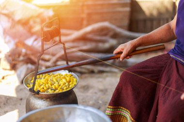 Sarı ipekböceği kozası ipek iplik yapmak için kazan tarafından kaynar.