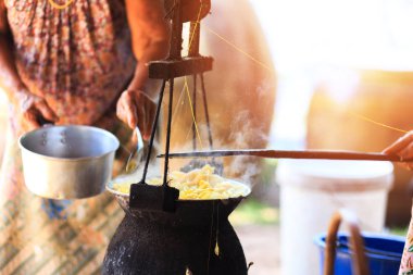 Sarı ipekböceği kozası ipek iplik yapmak için kazan tarafından kaynar.