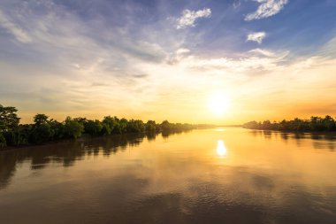 nehir ve günbatımı güzel bir bulut ile.