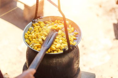 Sarı ipekböceği kozası ipek iplik yapmak için kazan tarafından kaynar.