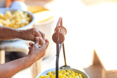Sarı ipekböceği kozası ipek iplik yapmak için kazan tarafından kaynar.