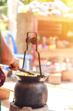 Sarı ipekböceği kozası ipek iplik yapmak için kazan tarafından kaynar.