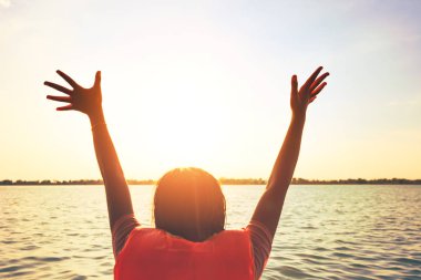 gün batımı ile Nehri yakınında insanlar ellerini kaldır.