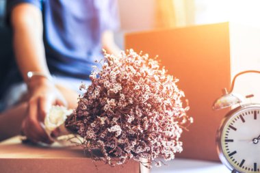 El yakalamak bir çiçek. Bir kutu ve çalar saat çiçek yakın:.