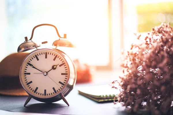 Réveil Est Sol Papier Chapeau Une Fleur Près Horloge — Photo