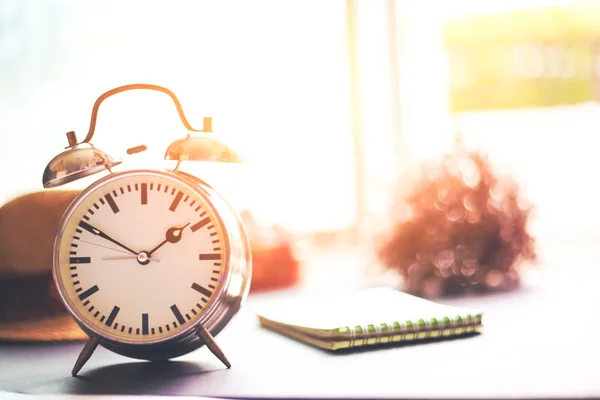 Réveil Est Sol Papier Chapeau Une Fleur Près Horloge — Photo