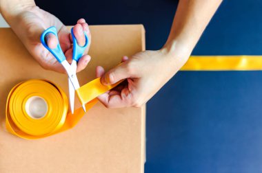 Eller makas kesme şerit hediye kullanın 