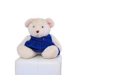 Bebek oyuncak ayı ve beyaz arka plan.