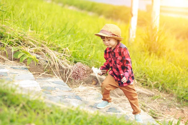 Çocuk Giyim Şapka Merdiven Üzerinde Yürüme Bir Çocuk Çiçek Tutun — Stok fotoğraf