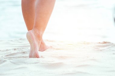 Kumsalda yürüyen kadınlar.