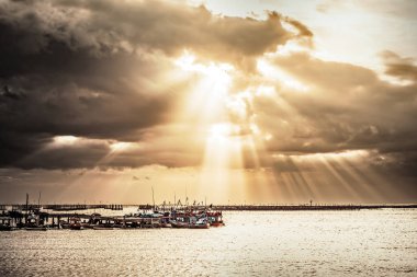 deniz suyu ve günışığı balıkçı teknesi arka plan olduğunu.