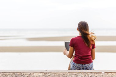 Arka kadınlar bilgisayar plaja yakın tutun..