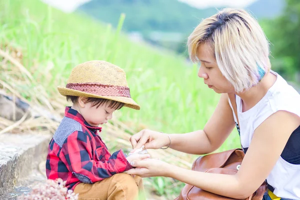 Mama Benutzt Taschentuch Die Kinderhand Park Reinigen Ein Kind Trägt — Stockfoto