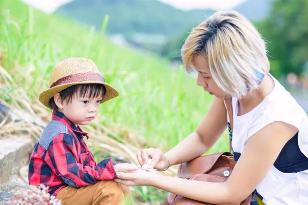 Mama Benutzt Taschentuch Die Kinderhand Park Reinigen Ein Kind Trägt — Stockfoto
