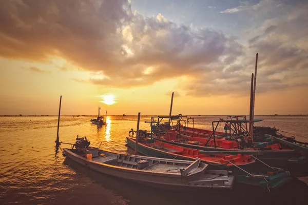 Das Fischerboot Auf Dem Meer Wasser Und Sonne Ist Hintergrund — Stockfoto