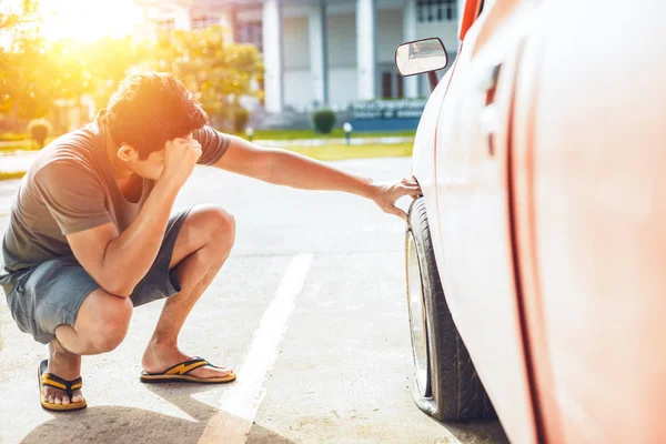 Een Man Hoofdpijn Wanneer Auto Verdeling Wiel Band Weg Stad — Stockfoto