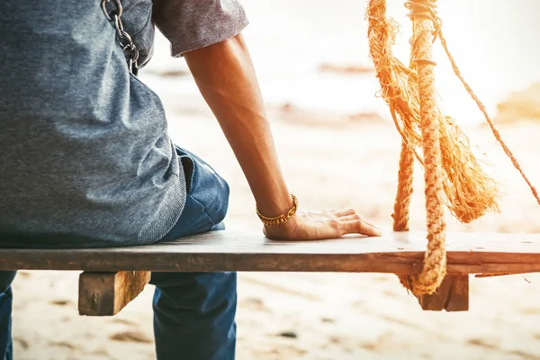 Persone Sedute Sull Altalena Spiaggia Con Luce Del Sole — Foto Stock