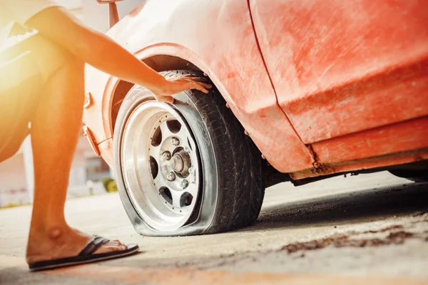 Auto Afbraak Wiel Lekke Band Weg Stad — Stockfoto