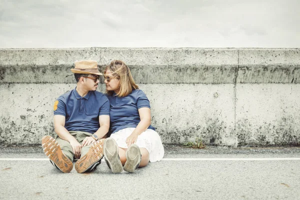 Couple Assis Sur Route Prendre Des Photos Ensemble Pour Mariage — Photo