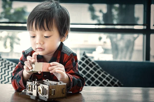 Kinder Spielen Der Kaffeestube Das Holzspielzeug Kinderhand Und Auf Dem — Stockfoto