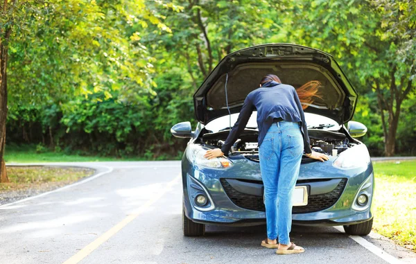 Mujer Con Coche Roto Ella Abre Capó — Foto de Stock