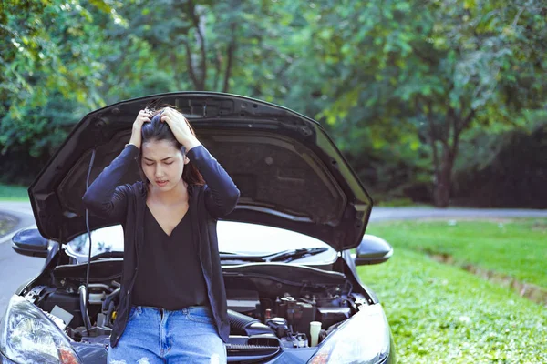 Dolor Cabeza Mujer Mientras Mira Coche Roto Carretera — Foto de Stock