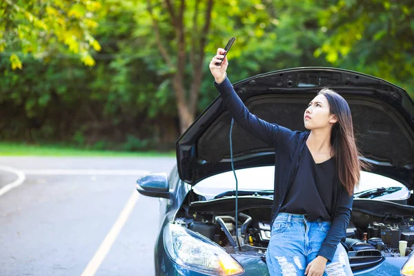 Una Mujer Coche Averiado Carretera Encuentra Señal Teléfono Móvil — Foto de Stock