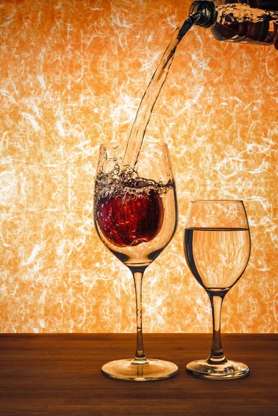 Maçã Copo Vinho Com Respingo Água — Fotografia de Stock