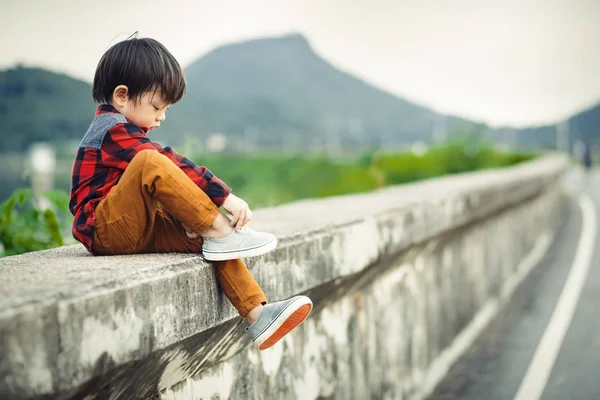 Ein Kind Sitzt Auf Dem Ziegenbock Und Der Berg Ist — Stockfoto
